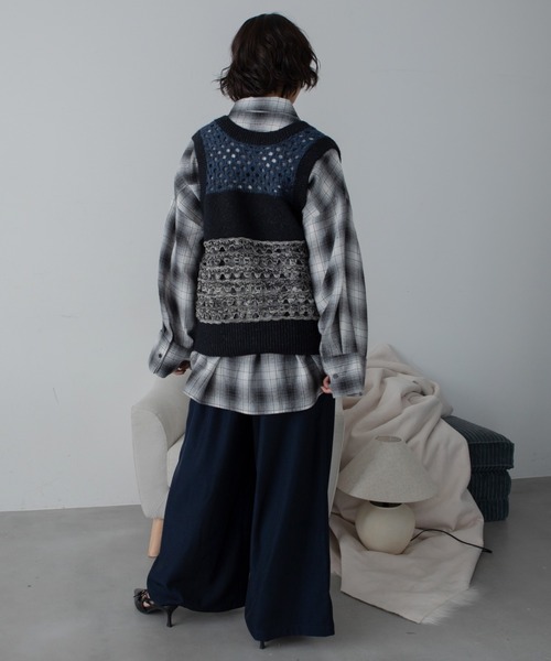 VACANCY(ヴァカンシー)の「メッシュ編みミックス配色ニットベスト(ベスト・レディース・ブラック/ボルドー・FREE)」の10枚目の写真