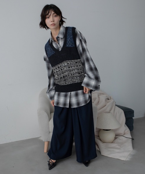 VACANCY(ヴァカンシー)の「メッシュ編みミックス配色ニットベスト(ベスト・レディース・ブラック/ボルドー・FREE)」の9枚目の写真