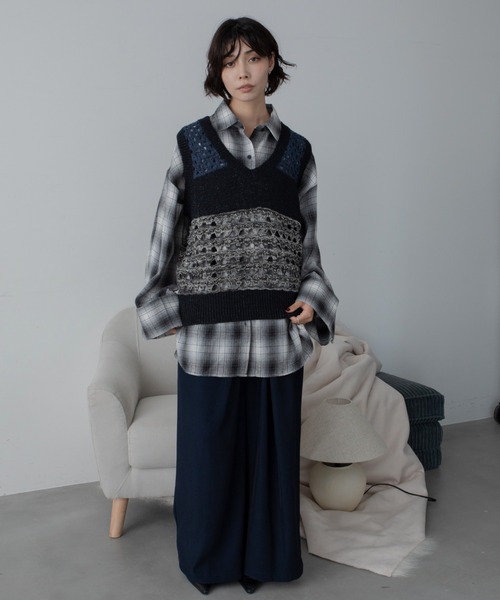 VACANCY(ヴァカンシー)の「メッシュ編みミックス配色ニットベスト(ベスト・レディース・ブラック/ボルドー・FREE)」の8枚目の写真