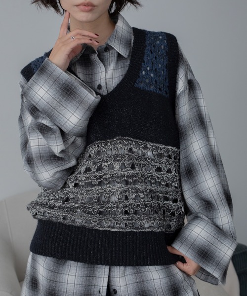 VACANCY(ヴァカンシー)の「メッシュ編みミックス配色ニットベスト(ベスト・レディース・ブラック/ボルドー・FREE)」の13枚目の写真