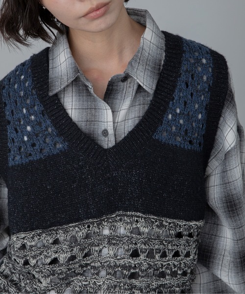 VACANCY(ヴァカンシー)の「メッシュ編みミックス配色ニットベスト(ベスト・レディース・ブラック/ボルドー・FREE)」の11枚目の写真