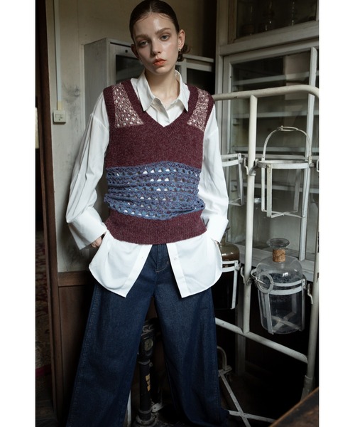 VACANCY(ヴァカンシー)の「メッシュ編みミックス配色ニットベスト(ベスト・レディース・ブラック/ボルドー・FREE)」の5枚目の写真
