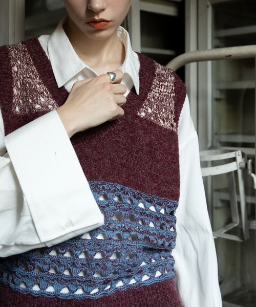 VACANCY(ヴァカンシー)の「メッシュ編みミックス配色ニットベスト(ベスト・レディース・ブラック/ボルドー・FREE)」の4枚目の写真