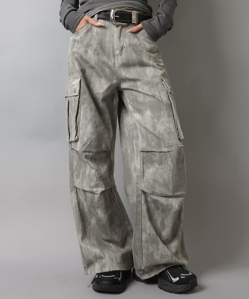 SPINNS(スピンズ)の「ツイルワイドカーゴパンツ/ムラ染め/2サイズ展開(カーゴパンツ・レディース・ブラック/グレー・M/S)」の2枚目の写真