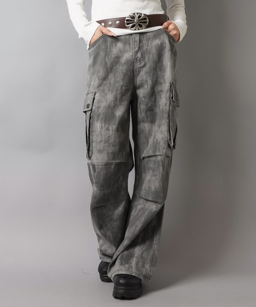 SPINNS(スピンズ)の「ツイルワイドカーゴパンツ/ムラ染め/2サイズ展開(カーゴパンツ・レディース・ブラック/グレー・M/S)」の4枚目の写真