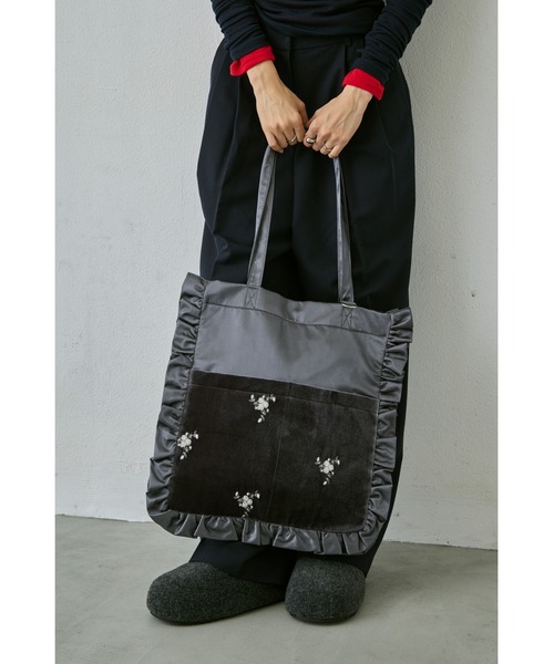 un/neu(アンノイ)の「刺繍ベロアフリル2ポケットトート / A4、14インチのPC収納可能(トートバッグ・レディース・チャコールグレー/ブラック/ネイビー・FREE)」の4枚目の写真