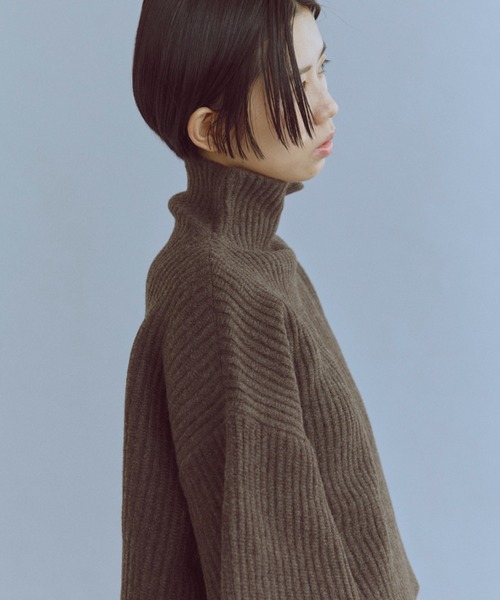 EN NEUME(エンノイム)の「Modern Wide Silhouette Knit(ニット/セーター・レディース・ブラウン/ブラック/ブルー・FREE)」の4枚目の写真