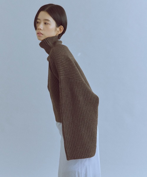 EN NEUME(エンノイム)の「Modern Wide Silhouette Knit(ニット/セーター・レディース・ブラウン/ブラック/ブルー・FREE)」の7枚目の写真