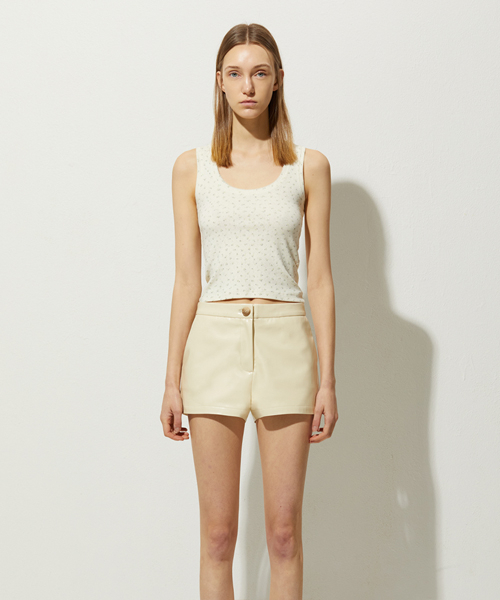 LADY VOLUME(レディーボリューム)の「LEATHER SHORTS_CREAM(その他パンツ・レディース・その他・MEDIUM/SMALL)」の2枚目の写真