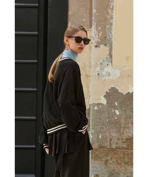 ANOETIC(アノエティック)の「V-NECK OVER FIT SWEATSHIRT_BLACK(スウェット・レディース・ブラック・FREE)」の2枚目の写真
