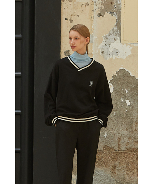 ANOETIC(アノエティック)の「V-NECK OVER FIT SWEATSHIRT_BLACK(スウェット・レディース・ブラック・FREE)」の4枚目の写真