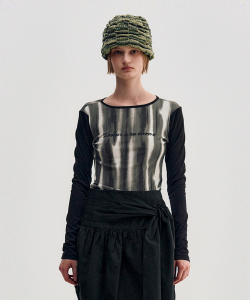 KIMZISU(キムジス)の「Mono Graphic LS T-shirt _ GREY(Tシャツ/カットソー・レディース・チャコールグレー・SMALL/MEDIUM)」の2枚目の写真