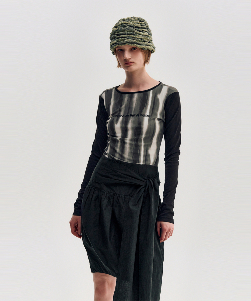 KIMZISU(キムジス)の「Mono Graphic LS T-shirt _ GREY(Tシャツ/カットソー・レディース・チャコールグレー・SMALL/MEDIUM)」の6枚目の写真