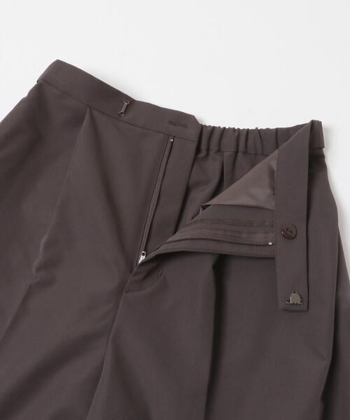 URBAN RESEARCH ROSSO WOMEN（アーバンリサーチ　ロッソ）の「タックデザインショートパンツ（その他パンツ・レディース・ブラック/ブラウン・36/38）」の5枚目の写真