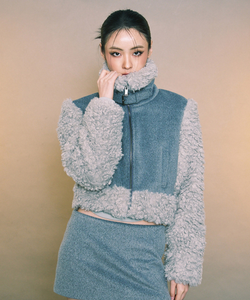A.R.U(エイアールユー)の「BUCKLE SHORT COAT(チェスターコート・レディース・グレー/ピンク・FREE)」の8枚目の写真