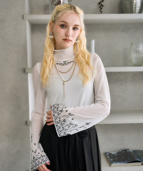 HARE(ハレ)の「【OCCASION】シシュウシアートップス(HARE)(Tシャツ/カットソー・レディース・ブルー/ブラック/ホワイト・FREE)」の1枚目の写真