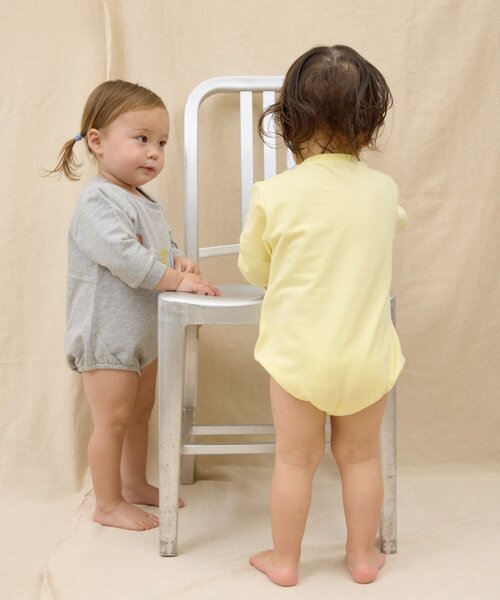 CIAOPANIC TYPY(チャオパニックティピー)の「【BABY】ミニ裏毛かすれカラーロゴロンパース(Tシャツ/カットソー・キッズ・サックスブルー/グレー/イエロー・80)」の9枚目の写真