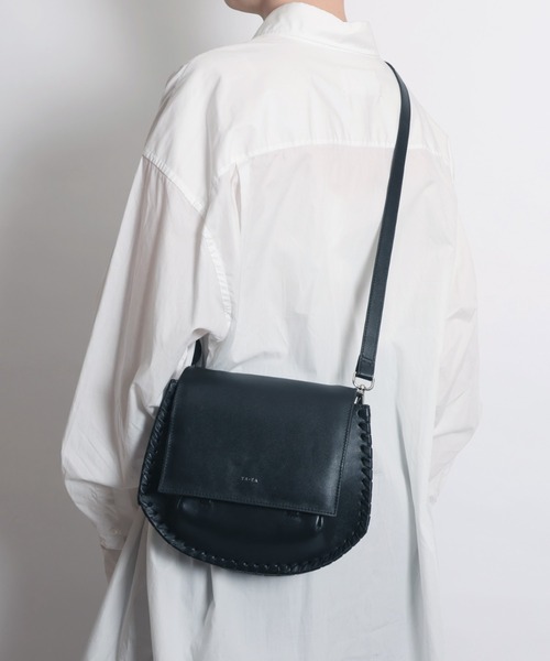 YArKA（ヤーカ）の「【YArKA/ヤーカ】real leather lace up 2way round bottom bag [lumm4] / レースアップ2ウェイラウンドバッグ（ハンドバッグ・レディース・ブラック・FREE）」の2枚目の写真
