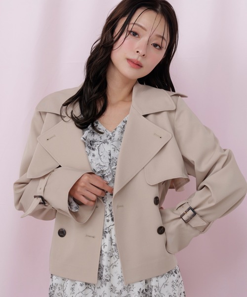 JILL by JILL STUART（ジルバイジルスチュアート）の「スタンドカラーショートトレンチコート（トレンチコート・レディース・ホワイト/ベージュ/ピンク・SMALL/MEDIUM）」の8枚目の写真