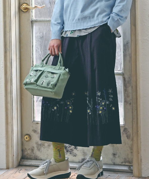 SUPER HAKKA(スーパーハッカ)の「セルロースコットンストレッチ ステムペタルスケッチ刺繍ワイドパンツ(その他パンツ・レディース・イエロー/ネイビー/ブルー・FREE)」の2枚目の写真