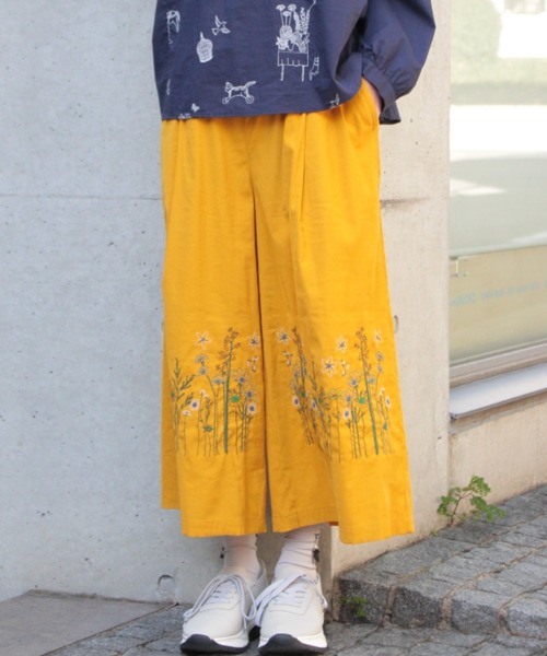 SUPER HAKKA(スーパーハッカ)の「セルロースコットンストレッチ ステムペタルスケッチ刺繍ワイドパンツ(その他パンツ・レディース・イエロー/ネイビー/ブルー・FREE)」の1枚目の写真