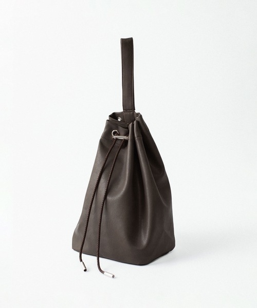 ATTACHMENT（アタッチメント）の「【 直営店・ZOZOTOWN限定 】シンセティックレザー スモールバケットバッグ / SYNTHETIC LEATHER SMALL BUCKET BAG（ショルダーバッグ・メンズ・グレー/ダークブラウン/ブラック・ONE SIZE）」の3枚目の写真