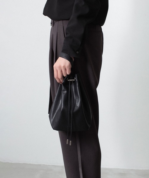 ATTACHMENT（アタッチメント）の「【 直営店・ZOZOTOWN限定 】シンセティックレザー スモールバケットバッグ / SYNTHETIC LEATHER SMALL BUCKET BAG（ショルダーバッグ・メンズ・グレー/ダークブラウン/ブラック・ONE SIZE）」の6枚目の写真