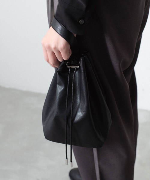 ATTACHMENT（アタッチメント）の「【 直営店・ZOZOTOWN限定 】シンセティックレザー スモールバケットバッグ / SYNTHETIC LEATHER SMALL BUCKET BAG（ショルダーバッグ・メンズ・グレー/ダークブラウン/ブラック・ONE SIZE）」の7枚目の写真