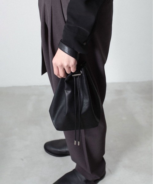 ATTACHMENT（アタッチメント）の「【 直営店・ZOZOTOWN限定 】シンセティックレザー スモールバケットバッグ / SYNTHETIC LEATHER SMALL BUCKET BAG（ショルダーバッグ・メンズ・グレー/ダークブラウン/ブラック・ONE SIZE）」の8枚目の写真