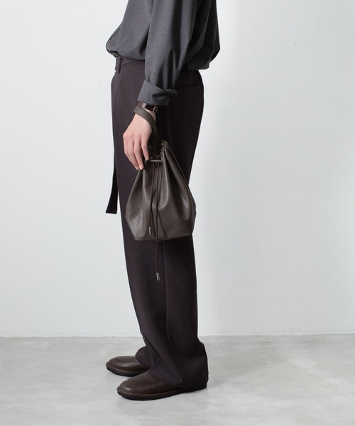 ATTACHMENT（アタッチメント）の「【 直営店・ZOZOTOWN限定 】シンセティックレザー スモールバケットバッグ / SYNTHETIC LEATHER SMALL BUCKET BAG（ショルダーバッグ・メンズ・グレー/ダークブラウン/ブラック・ONE SIZE）」の12枚目の写真