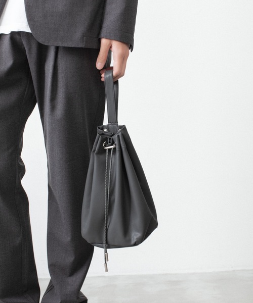 ATTACHMENT（アタッチメント）の「【 直営店・ZOZOTOWN限定 】シンセティックレザー スモールバケットバッグ / SYNTHETIC LEATHER SMALL BUCKET BAG（ショルダーバッグ・メンズ・グレー/ダークブラウン/ブラック・ONE SIZE）」の14枚目の写真