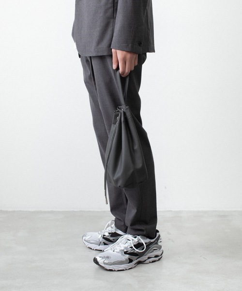 ATTACHMENT（アタッチメント）の「【 直営店・ZOZOTOWN限定 】シンセティックレザー スモールバケットバッグ / SYNTHETIC LEATHER SMALL BUCKET BAG（ショルダーバッグ・メンズ・グレー/ダークブラウン/ブラック・ONE SIZE）」の15枚目の写真