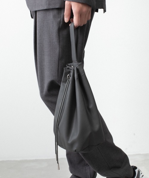 ATTACHMENT（アタッチメント）の「【 直営店・ZOZOTOWN限定 】シンセティックレザー スモールバケットバッグ / SYNTHETIC LEATHER SMALL BUCKET BAG（ショルダーバッグ・メンズ・グレー/ダークブラウン/ブラック・ONE SIZE）」の16枚目の写真