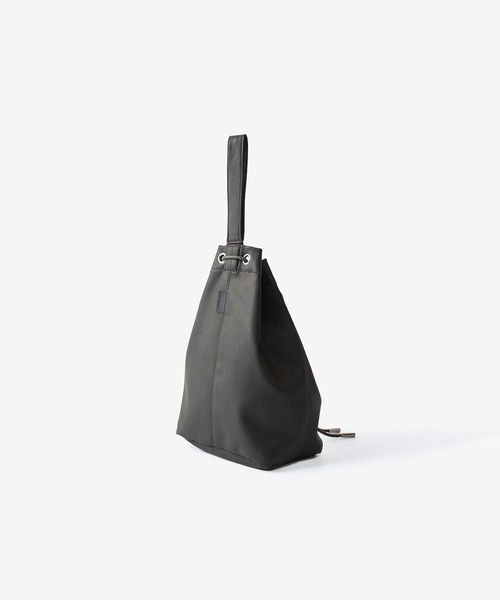 ATTACHMENT(アタッチメント)の「【 直営店・ZOZOTOWN限定 】シンセティックレザー スモールバケットバッグ / SYNTHETIC LEATHER SMALL BUCKET BAG(ショルダーバッグ・メンズ・グレー/ダークブラウン/ブラック・ONE SIZE)」の16枚目の写真