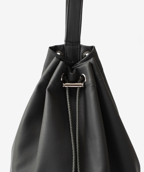 ATTACHMENT(アタッチメント)の「【 直営店・ZOZOTOWN限定 】シンセティックレザー スモールバケットバッグ / SYNTHETIC LEATHER SMALL BUCKET BAG(ショルダーバッグ・メンズ・グレー/ダークブラウン/ブラック・ONE SIZE)」の18枚目の写真