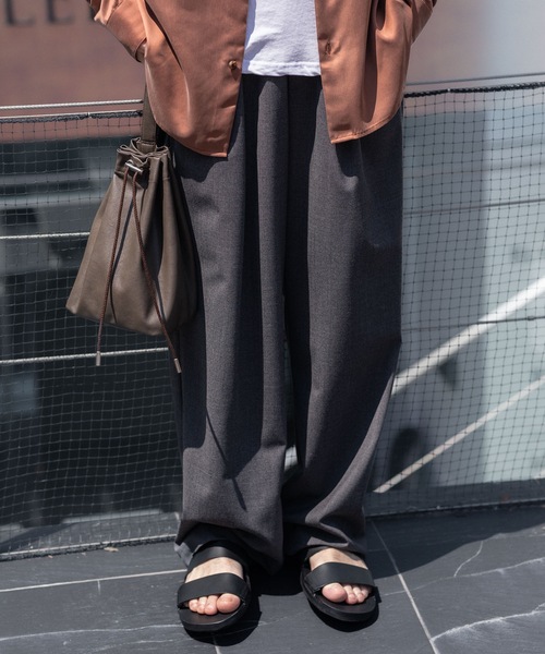 ATTACHMENT(アタッチメント)の「【 直営店・ZOZOTOWN限定 】シンセティックレザー スモールバケットバッグ / SYNTHETIC LEATHER SMALL BUCKET BAG(ショルダーバッグ・メンズ・グレー/ダークブラウン/ブラック・ONE SIZE)」の5枚目の写真