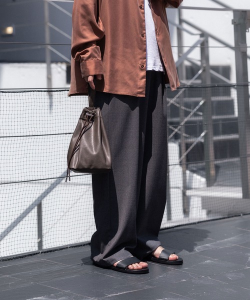 ATTACHMENT(アタッチメント)の「【 直営店・ZOZOTOWN限定 】シンセティックレザー スモールバケットバッグ / SYNTHETIC LEATHER SMALL BUCKET BAG(ショルダーバッグ・メンズ・グレー/ダークブラウン/ブラック・ONE SIZE)」の6枚目の写真