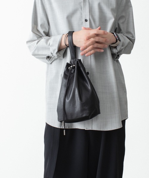 ATTACHMENT(アタッチメント)の「【 直営店・ZOZOTOWN限定 】シンセティックレザー スモールバケットバッグ / SYNTHETIC LEATHER SMALL BUCKET BAG(ショルダーバッグ・メンズ・グレー/ダークブラウン/ブラック・ONE SIZE)」の8枚目の写真