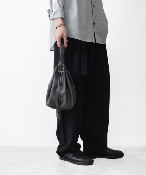 ATTACHMENT(アタッチメント)の「【 直営店・ZOZOTOWN限定 】シンセティックレザー スモールバケットバッグ / SYNTHETIC LEATHER SMALL BUCKET BAG(ショルダーバッグ・メンズ・グレー/ダークブラウン/ブラック・ONE SIZE)」の9枚目の写真