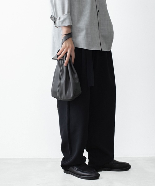 ATTACHMENT(アタッチメント)の「【 直営店・ZOZOTOWN限定 】シンセティックレザー スモールバケットバッグ / SYNTHETIC LEATHER SMALL BUCKET BAG(ショルダーバッグ・メンズ・グレー/ダークブラウン/ブラック・ONE SIZE)」の10枚目の写真