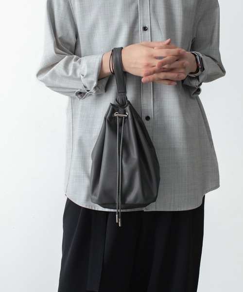 ATTACHMENT(アタッチメント)の「【 直営店・ZOZOTOWN限定 】シンセティックレザー スモールバケットバッグ / SYNTHETIC LEATHER SMALL BUCKET BAG(ショルダーバッグ・メンズ・グレー/ダークブラウン/ブラック・ONE SIZE)」の11枚目の写真