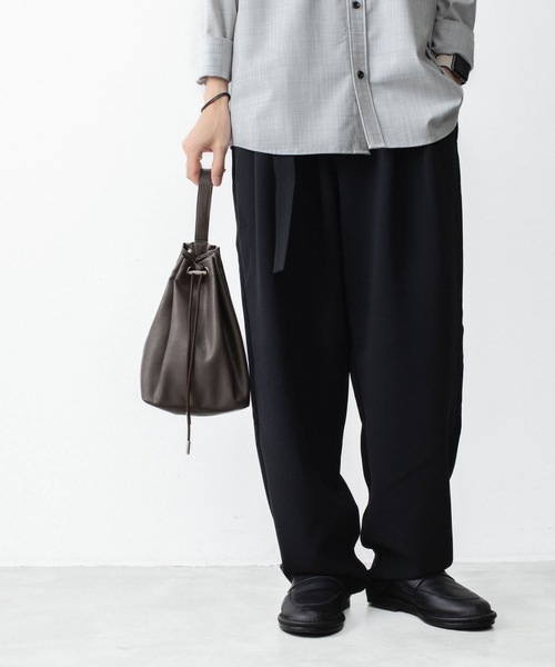 ATTACHMENT(アタッチメント)の「【 直営店・ZOZOTOWN限定 】シンセティックレザー スモールバケットバッグ / SYNTHETIC LEATHER SMALL BUCKET BAG(ショルダーバッグ・メンズ・グレー/ダークブラウン/ブラック・ONE SIZE)」の20枚目の写真