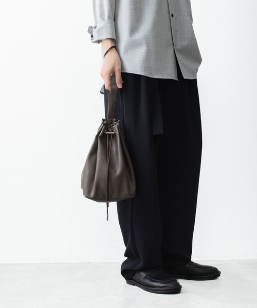 ATTACHMENT(アタッチメント)の「【 直営店・ZOZOTOWN限定 】シンセティックレザー スモールバケットバッグ / SYNTHETIC LEATHER SMALL BUCKET BAG(ショルダーバッグ・メンズ・グレー/ダークブラウン/ブラック・ONE SIZE)」の21枚目の写真