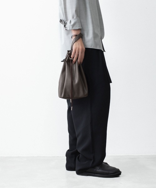 ATTACHMENT(アタッチメント)の「【 直営店・ZOZOTOWN限定 】シンセティックレザー スモールバケットバッグ / SYNTHETIC LEATHER SMALL BUCKET BAG(ショルダーバッグ・メンズ・グレー/ダークブラウン/ブラック・ONE SIZE)」の22枚目の写真