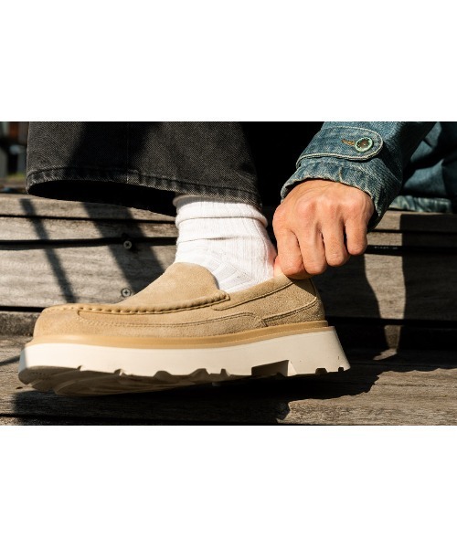 UGG（アグ）の「UGG【アグ】- ローファー メンズ 【MENS ASCOT LUG MustardSeed 1172691-MDSD】（モカシン/デッキシューズ・メンズ・マスタード・27.0cm/26.0cm）」の9枚目の写真