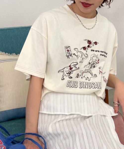 DOUBLE NAME（ダブルネーム）の「部活恐竜刺しゅうTEE（Tシャツ/カットソー・レディース・グリーン/オレンジ/オフホワイト・FREE）」の2枚目の写真