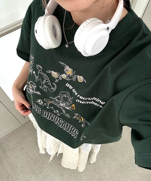 DOUBLE NAME（ダブルネーム）の「部活恐竜刺しゅうTEE（Tシャツ/カットソー・レディース・グリーン/オレンジ/オフホワイト・FREE）」の3枚目の写真