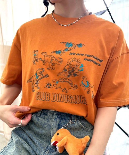 DOUBLE NAME（ダブルネーム）の「部活恐竜刺しゅうTEE（Tシャツ/カットソー・レディース・グリーン/オレンジ/オフホワイト・FREE）」の11枚目の写真