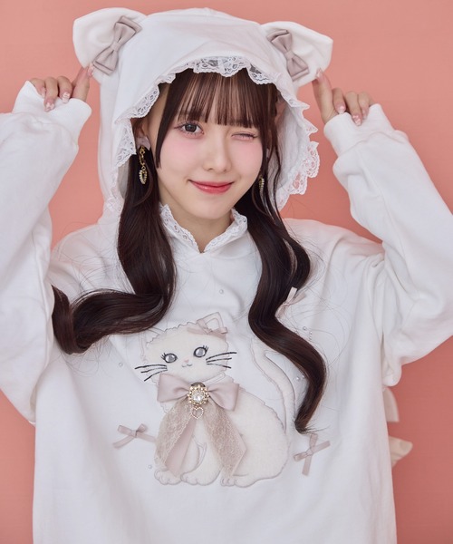 ROJITA(ロジータ)の「RibbonCatスウェットパーカー(パーカー・レディース・ホワイト/ピンク/ブラック・FREE)」の2枚目の写真