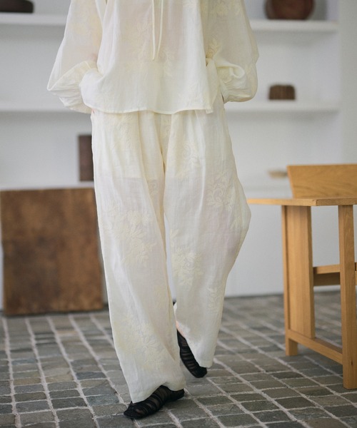 LAULEN(ローレン)の「ramie botanical embroidery wide pants /ラミーボタニカル刺繍ワイドパンツ(その他パンツ・レディース・アイボリー/ブラウン・FREE)」の2枚目の写真